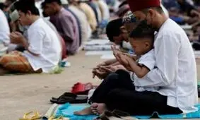 اقامه نماز عید سعید فطر در ورزشگاه اختصاصی یک باشگاه انگلیسی/ ویدئو
