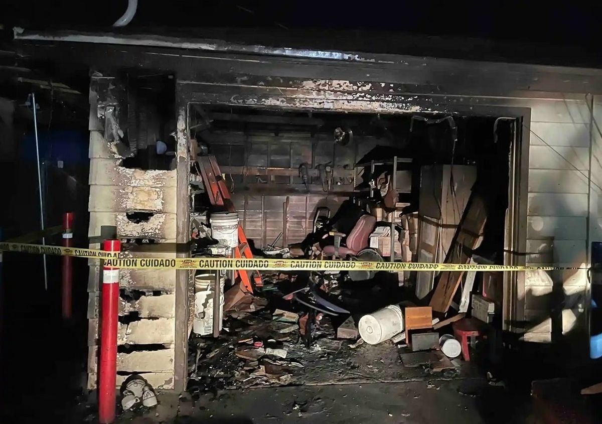 دو خرابکار هنگام آتش زدن یک دفتر سوختند/ ویدئو