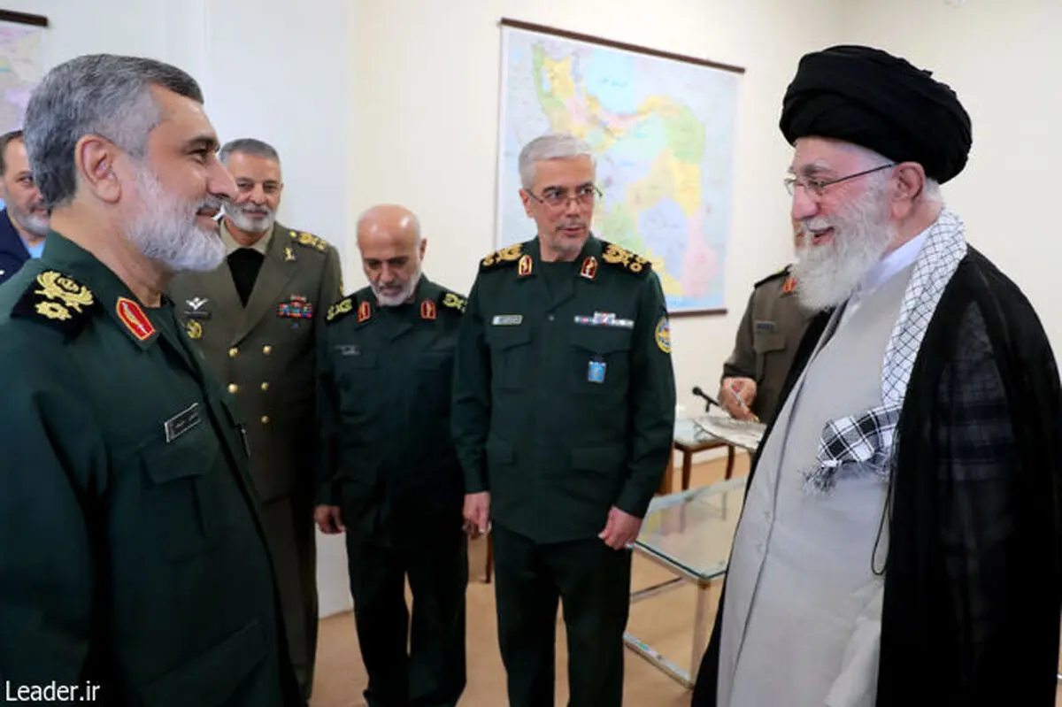 اعطای نشان فتح توسط فرمانده کل قوا به سردار حاجی‌زاده

