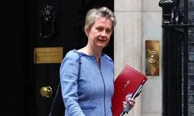 وزیر خارجه بریتانیا: ایالات متحده باید با ایران مذاکره کند، نه اینکه آن را بمباران کند

