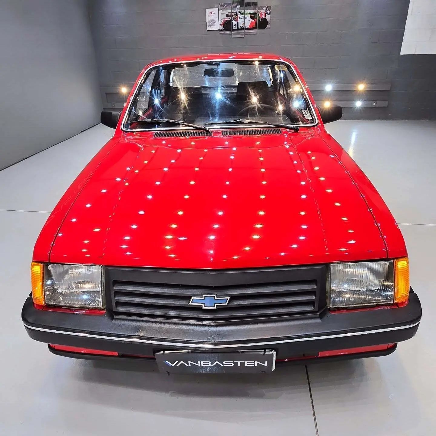 نمای خارجی خودروی شورولت شوت (GM Chevette SL) مدل ۱۹۸۹ به رنگ نوک‌مدادی با رینگ‌های اسپرت ۱۷ اینچی و چراغ‌های اورجینال در وضعیت بسیار سالم.