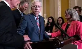 قفل شدن زبان رهبر اقلیت سنای آمریکا در کنفرانس خبری/ ویدئو