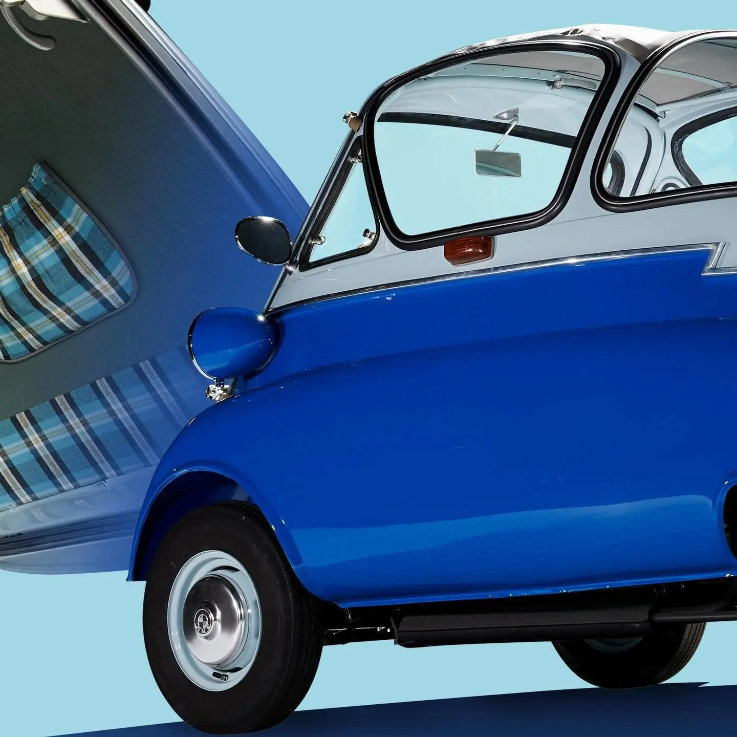 تصویر یک خودروی مینیاتوری کلاسیک به نام BMW Isetta (ب‌ام‌و ایزتا) که به دلیل طراحی گرد و کوچک خود به "خودروی حبابی" (Bubble Car) مشهور است، و در دهه ۱۹۵۰ نقش کلیدی در نجات مالی شرکت ب‌ام‌و از ورشکستگی ایفا کرد.
