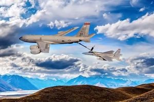 یک هواپیمای سوخت‌رسان آمریکا به چند هواپیما می‌تواند سوخت برساند؟