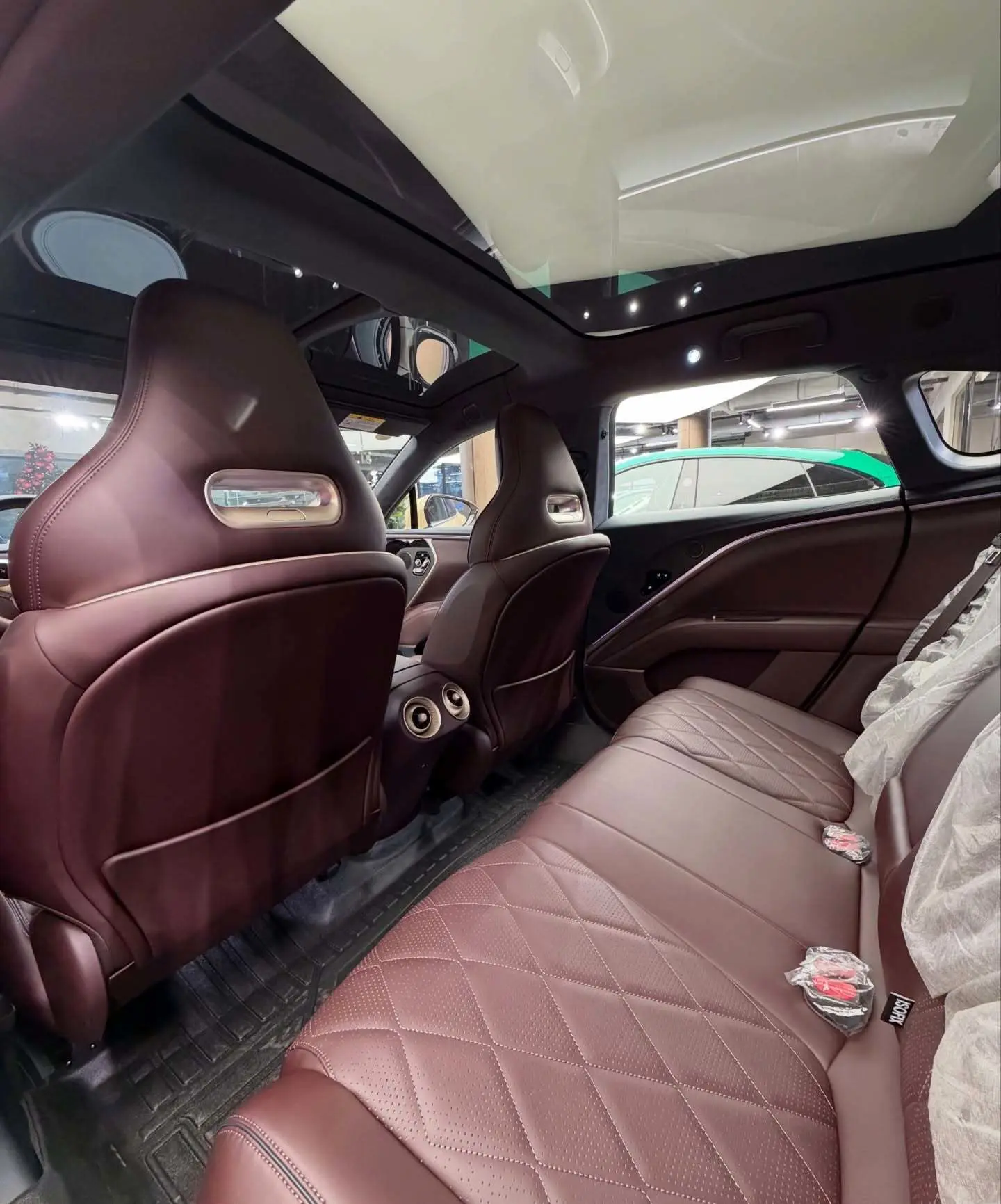 نمای ظاهری خودروی شاسی‌بلند الکتریکی آواتار ۱۱ الترا (AVATR 11 Ultra) به رنگ مشکی با رینگ‌های ۲۱ اینچی و باله عقب فعال.