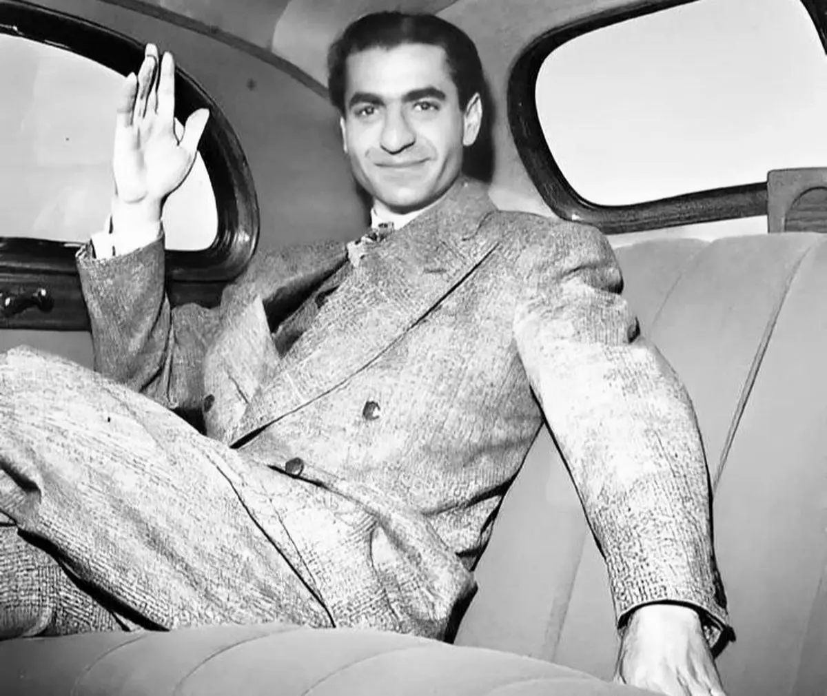 محمدرضا پهلوی در حال بازدید کارخانه کرایسلر