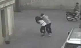 قاپیدن گوشی دختر جوان در روز روشن پایتخت/ ویدئو