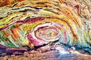معرفی غار رنگین کمان؛ جاذبه گردشگری عجیب و زیبای جزیزه هرمز