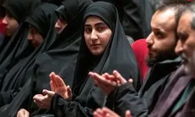 سفر به تاریخ؛ «زینب، دختر سردار سلیمانی» در حال گفتگو با «ژاله صامتی» در یک مراسم 