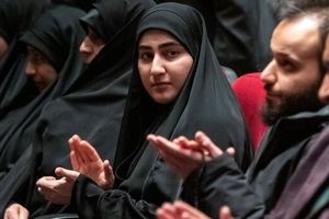 سفر به تاریخ؛ «زینب، دختر سردار سلیمانی» در حال گفتگو با «ژاله صامتی» در یک مراسم 