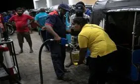 ۱۲ ساعت در صف بنزین در سریلانکا!/ عکس
