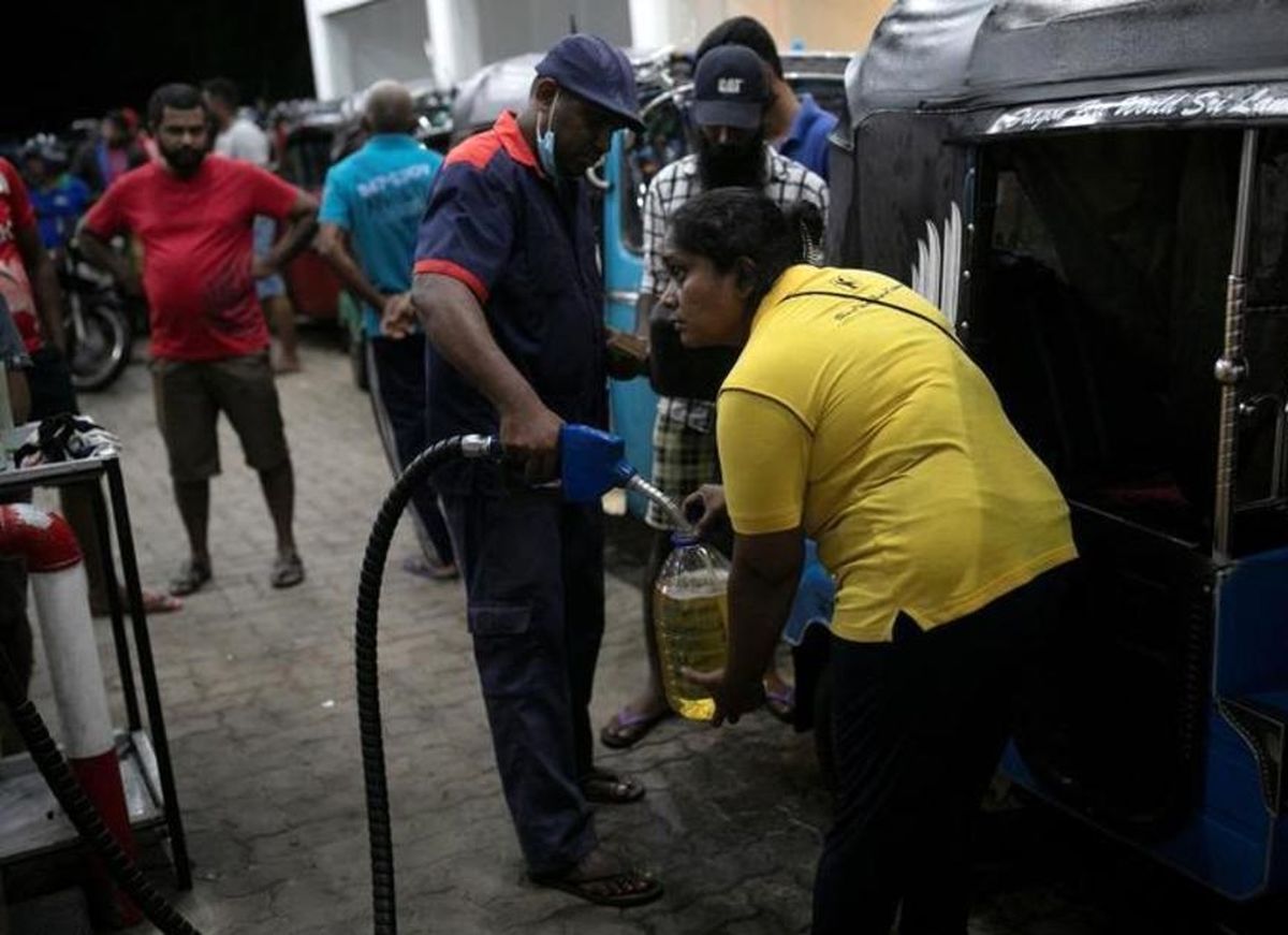 ۱۲ ساعت در صف بنزین در سریلانکا!/ عکس
