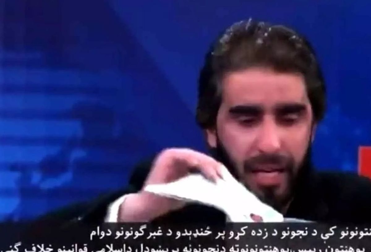 استاد دانشگاه مدارک تحصیلی خود را در برنامه زنده پاره کرد/ ویدئو