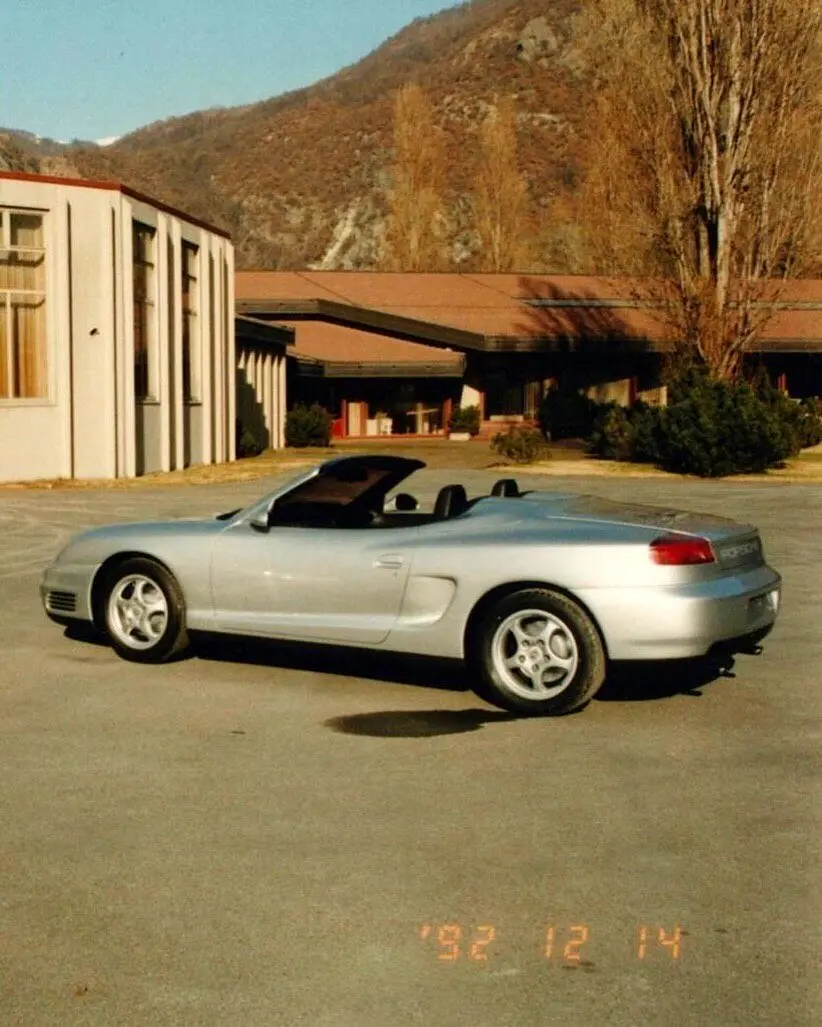 تصویری از طرح‌های پیشنهادی شرکت طراحی برتونه برای خودروهای اسپرت پورشه ۹۱۱ (کد ۹۹۶) و پورشه باکستر (کد ۹۸۶) مربوط به سال ۱۹۹۲؛ این طرح‌ها نمایانگر تلاش پورشه برای صرفه‌جویی در هزینه‌ها از طریق اشتراک‌گذاری قطعات بین دو مدل در دوران بحران مالی هستند.