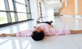 معلمی که از غش کردنش پشیمان شد/ ویدئو