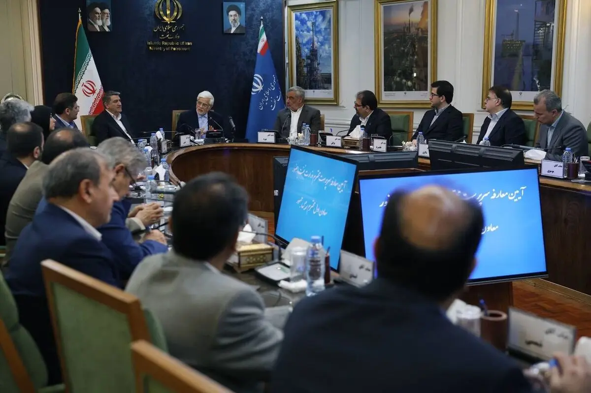  سرپرست وزارت نفت با حضور معاون اول رئیس جمهوری معارفه شد/ وزیر نفت مستعفی در جلسه تکریم خود حضور  نداشت/ عارف: به هیچ‌وجه نگران تحریم‌ها نیستیم، زیرا کشور در برابر تحریم‌ها آب‌دیده شده است