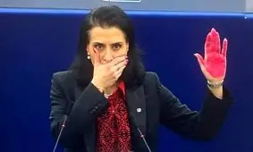 اعتراض نمادین نماینده اروپایی به سکوت غرب در قبال جنایات رژیم صهیونیستی/ ویدئو