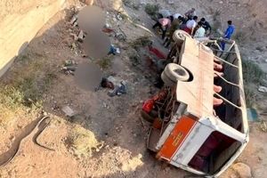 اولین عکس از کشته های سقوط مینی بوس دره ورزقان/ ویدئو+18
