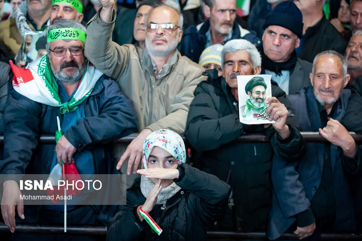 مداحی به جای خود، چرا در تجمعات خیابانی شبانه، سرودهای «ای ایران» و «ایران‌ای سرای امید» را پخش نمی کنید؟