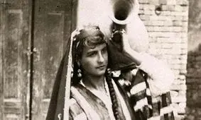 سفر به عصر قاجار؛ از «عکس آتلیه‌ای مظفرالدین شاه» تا «تیپ پسرانۀ دختران قاجاری»