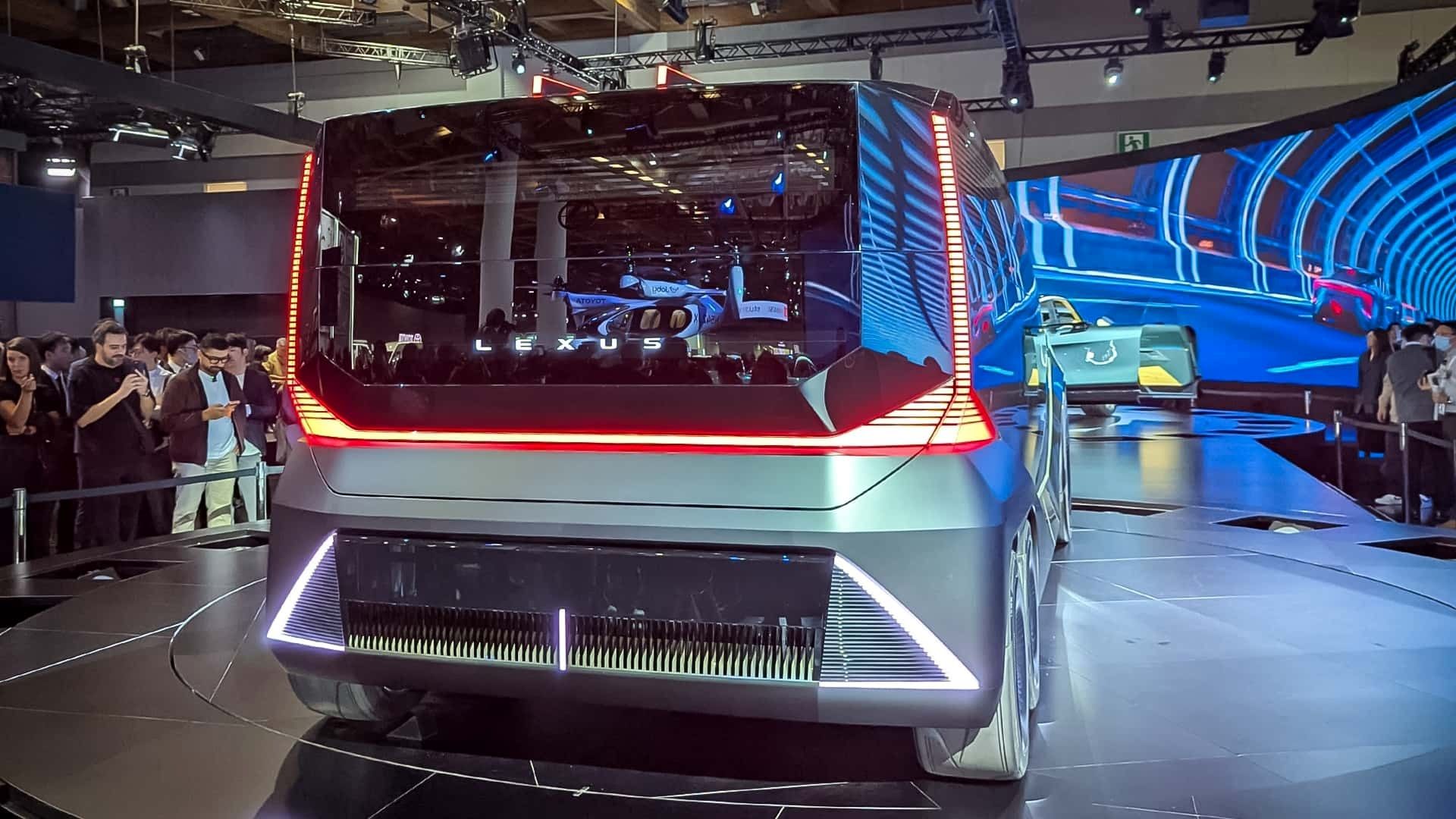 یکی از عجیب ترین خودروهایی که در نمایشگاه توکیو 2025 رونمایی شده؛ لکسوسی با 6 چرخ است. آکیو تویودا رئیس هیئتمدیره تویوتا، اطمینان دارد که تیم توسعه میتواند این مینیون LS را به واقعیت تبدیل کند. لکسوس هنوز درباره مشخصات فنی جزئیاتی منتشر نکرده است. آرا