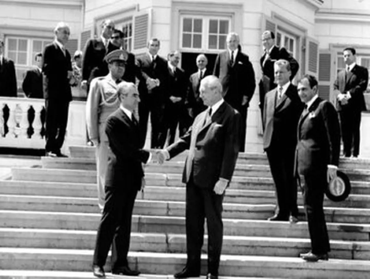 خاطرات علم: مطمئن هستم که شاه قطعا در فکر تهیه بمب اتمی است
