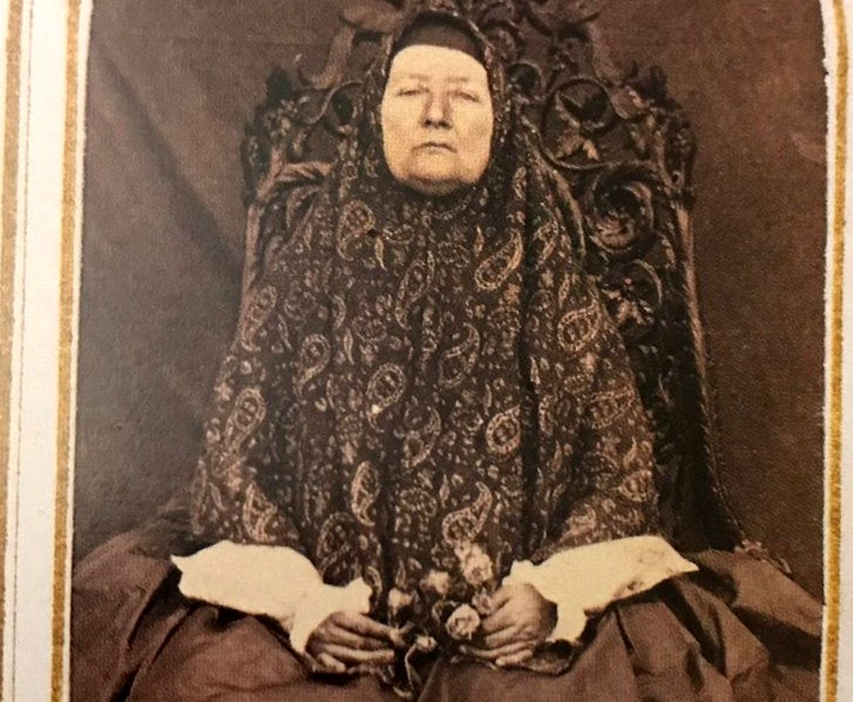 مادام عباس؛ زن فرانسوی بانفوذ در دربار قاجار که سبک زندگی زنان را تغییر داد / از آموزش زلف چتری و آرایش جدید تا پوشیدنجوراب کوتاه و تنبان فنر
