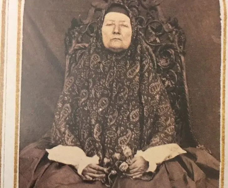 مادام عباس؛ زن فرانسوی بانفوذ در دربار قاجار که سبک زندگی زنان را تغییر داد / از آموزش زلف چتری و آرایش جدید تا پوشیدن‌جوراب کوتاه و تنبان فنر
