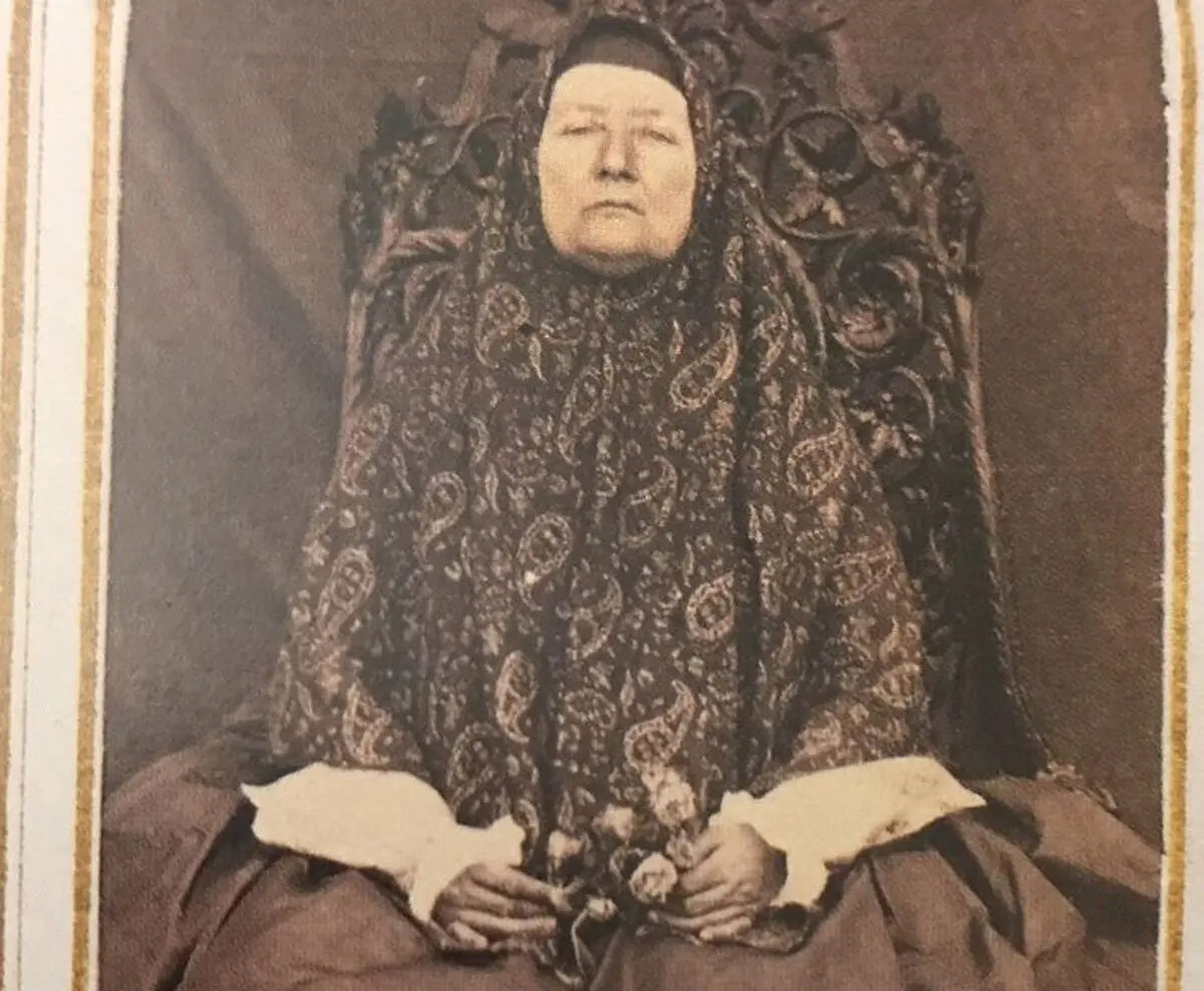 مادام عباس؛ زن فرانسوی بانفوذ در دربار قاجار که سبک زندگی زنان را تغییر داد / از آموزش زلف چتری و آرایش جدید تا پوشیدن‌جوراب کوتاه و تنبان فنر
