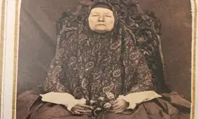 مادام عباس؛ زن فرانسوی بانفوذ در دربار قاجار که سبک زندگی زنان را تغییر داد / از آموزش زلف چتری و آرایش جدید تا پوشیدن‌جوراب کوتاه و تنبان فنر
