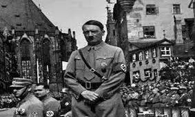 سفر در زمان؛ «آدولف هیتلر» در 34 سالگی و در یک گردهمایی؛ سال 1302 