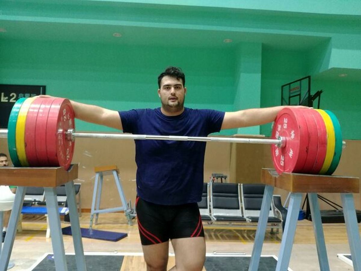 رییس فدراسیون وزنهبرداری احترام وزنهبرداران را زیر پا میگذارد/ به دادمان برسید
