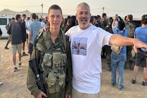 «حنظله» تلفن‌همراه چهره نزدیک به نتانیاهو را هک کرد/ عکس