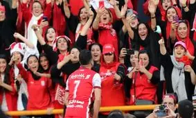 پایان چشم‌انتظاری هواداران پرسپولیس؛ زنان و مردان سرخ‌پوش در راه ورزشگاه آزادی

