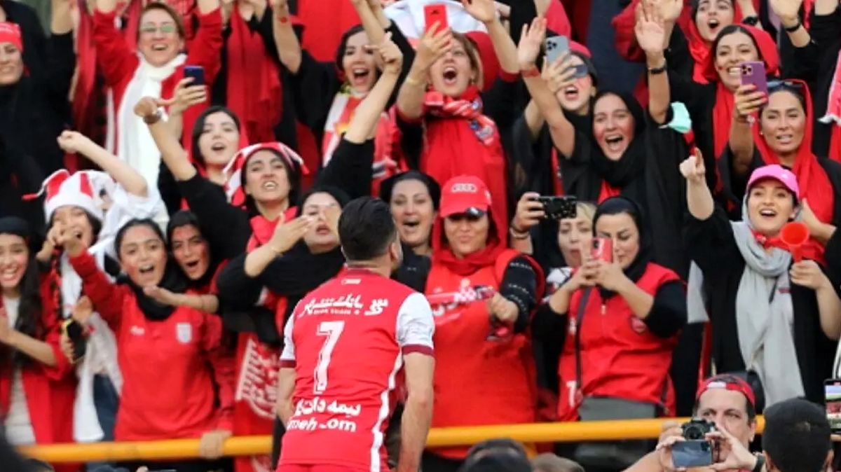 پایان چشمانتظاری هواداران پرسپولیس؛ زنان و مردان سرخپوش در راه ورزشگاه آزادی