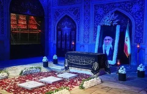 سر دادن شعار علیه مذاکره در کنار مزار رهبر شهید؛ «مذاکره بی‌اثره، جان امام در خطره»/ ویدئو