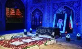 سر دادن شعار علیه مذاکره در کنار مزار رهبر شهید؛ «مذاکره بی‌اثره، جان امام در خطره»/ ویدئو