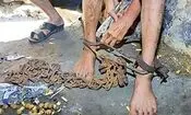 سفر در زمان؛ زندانی‌های دوران قاجار با پاهای زنجیرشده در حیاط زندان 