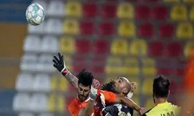 حاشیه عجیب در لیگ یک/ روح لوئیس سوارز در ورزشگاه غدیر اهواز/ حمله به اتوبوس سایپا/ تصویر