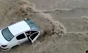 فیلم لحظه روی هم رفتن ماشین ها در سیل یاسوج/ نجات معجزه آسای یک کودک را ببینید/ ویدئو