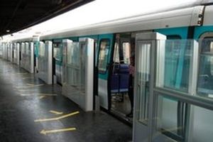 نجات جان زن ۴۳ ساله حین اقدام به خودکشی در ایستگاه مترو/ ویدئو