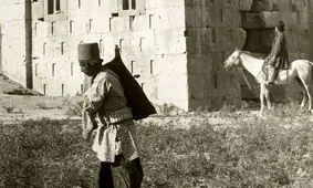 سفر به عصر قاجار؛ از «بساط چای کنار کعبۀ زرتشت» تا «شن‌بازی شاهزاده قجری در ساحل دریای خزر»