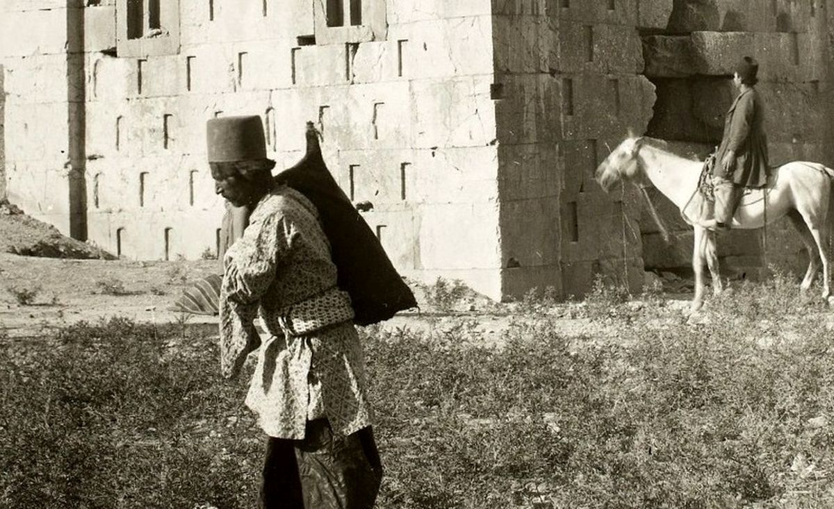  سفر به عصر قاجار؛ از «بساط چای کنار کعبۀ زرتشت» تا «شن‌بازی شاهزاده قجری در ساحل دریای خزر» 