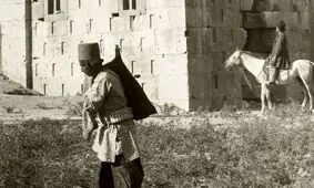 سفر به عصر قاجار؛ از «بساط چای کنار کعبۀ زرتشت» تا «شن‌بازی شاهزاده قجری در ساحل دریای خزر»