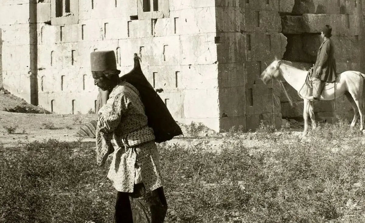سفر به عصر قاجار؛ از «بساط چای کنار کعبۀ زرتشت» تا «شن‌بازی شاهزاده قجری در ساحل دریای خزر»