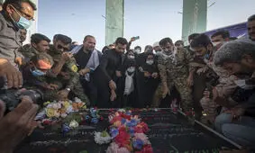 سنگ تمام بیرمی‌ها در استقبال از مادر شهید غلامزاده