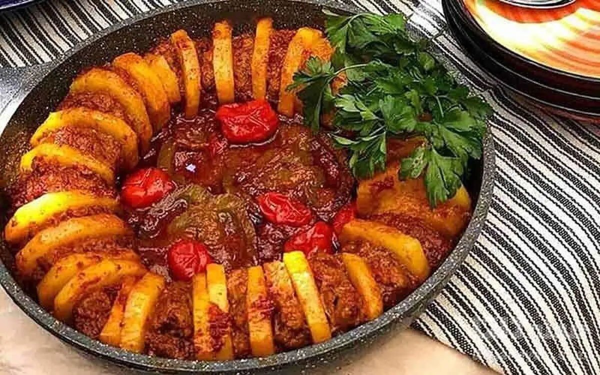 کباب تابه ای گوشت و بادمجان؛ تجربه ای خوشمزه و بی‌نظیر 