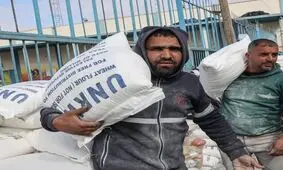 اولین کشتی حامل کمک‌ها بار خود را در سواحل غزه تخلیه کرد

