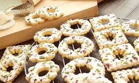 طرز تهیه شیرینی رینگ آجیلی خوشمزه و مقوی