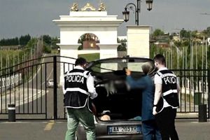  پلیس آلبانی کنترل مقر منافقین را در دست گرفت/ ورود و خروج بدون بازرسی پلیس ممنوع است


